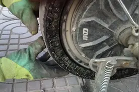 电动车真空胎两边都开裂断线，车主让修补没法办，师傅是如何解决视频封面