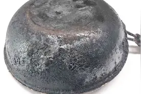 倒点“小调料”，锅底厚厚的黑垢刷几下就干净了，比清洁剂还管用