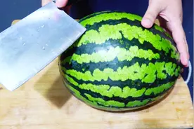 西瓜这样切，整齐好看，拿着两端，也不会啃到皮啦视频封面