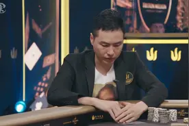 德州扑克最终两人单挑 旁边的兄弟都在帮臧书奴喊牌 太刺激了视频封面