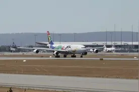 南非航空ZS-SXD航班飞机抵达珀斯机场，天气还不错视频封面