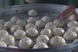 新兵一顿吃十二个大包子，还被嘲笑农村的，被袁立一句话怼回去了视频封面