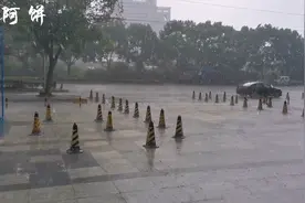 连续的38度高温天，终于迎来了倾盆大雨，出去洗个澡应该很棒视频封面