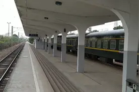 列车驶入车站，停靠的站台有特点，一边是低站台一边是高站台