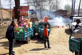 山东农村儿女给父亲上周年坟，看看都买的些什么？心意到了就好