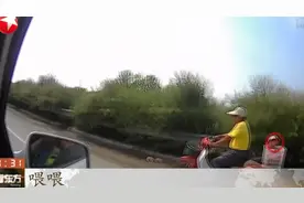 老人花式遛娃！一岁多女童放进塑料筐，还用两根绳子勒脖子固定视频封面