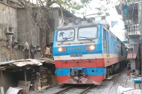 越南首都河内的火车街，火车每天都会从街上经过