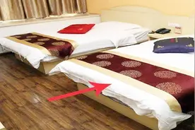 酒店床尾上放的一块横布，到底是干什么作用的？今天算知道答案了视频封面