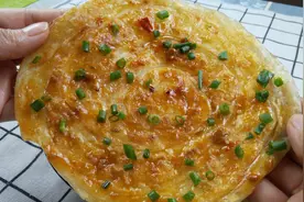 一块钱饺子皮烙四张饼，秘制酱料味道超棒，这个做法你可能没见过