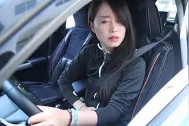 美女开车突然内急，遇到碰瓷小伙要讹诈2万，美女的神应对太牛了视频封面