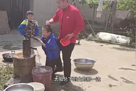 农村老家俩孩子撒尿和泥玩，一个撒尿一个和泥这配合绝了，玩疯了视频封面