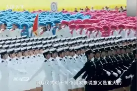 阅兵典礼上，我国女兵为什么穿丝袜，配长筒靴？偷偷告诉你答案视频封面
