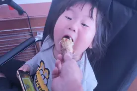 买个空气炸锅专门用来烤地瓜，味道比烤箱做好，闺女吃的拿不下嘴