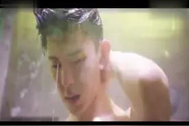 邓伦高能现场，肌肉外露洗澡现场又耍帅，真的受不了了
