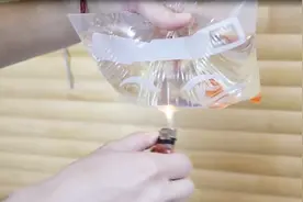 装了水的塑料袋竟不怕火？谁都快烧开了塑料袋还不破，长知识了视频封面