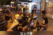 广东江门鹤山挑战去摸精神小伙头发。