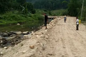传闻广西深山里的瑶族乡溪谷出产玛瑙蜡石，小伙慕名而来捡石