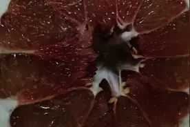 毛毛芳芳在家剥柚子，柚子正是当季水果看看她是怎么快速剥柚子的