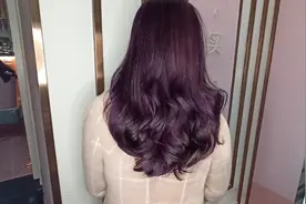 烫染这个大波浪潮色分2次做了7个小时花了850元她说比她之前便宜视频封面