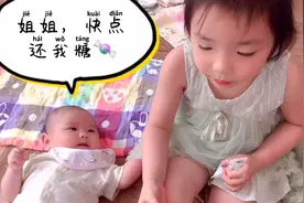 姐姐一颗糖就能把宝贝逗得团团转，躁动不安的心立马被镇压住
