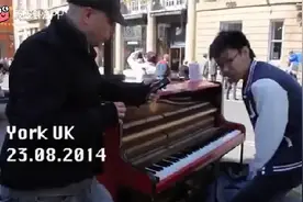 中国小伙国外弹奏钢琴曲青花瓷，高手无处不在