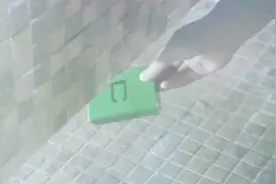 小伙厕所抽烟时香烟掉进马桶里，正愁没烟抽，好心鬼递来了一包烟视频封面