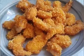 炸虾仁的家常做法，加个鸡蛋跟淀粉，裹上面包糠外脆里嫩又好吃视频封面