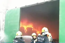 塑胶厂房发生火灾，失火面积约100平方米，救援现场触目惊心视频封面