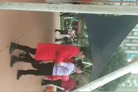 闲的无聊看老头老太太跳老年的士高😁，跳的还挺疯狂。视频封面