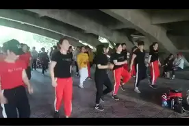 大桥下面也能跳广场舞，广场舞真的是无处不在呀，开眼界了