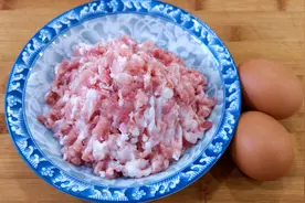 两个鸡蛋，半斤五花肉，教你个特色吃法，营养解馋，比饺子还好吃