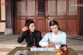 王一博教肖战跳舞，教了并没有什么用，去天天向上还是这个样子视频封面