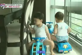 🔅宋家三胞胎  民咕咕太懂事了吧 喂弟弟吃香蕉 宋爸爸很欣慰视频封面