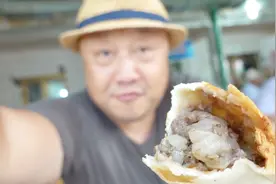 传说新疆最好吃的烤包子 藏身小镇 2元一个肉满馅香皮脆 味道一流视频封面