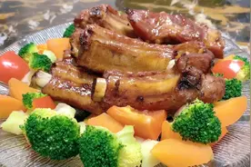 六种调味料腌制烤猪排，味道不错，简单易做，搭配蔬菜营养多多。