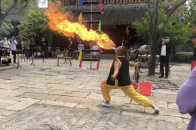 吴桥杂技团表演的喷火、吃火绝技，难道他的嘴真的不怕火烧吗？