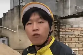 外卖小哥黄袍加身！视频封面