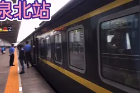 成都开往北京西的特8次列车，停在阳泉北站，是这样的，这边看视频封面