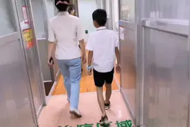 卡哥今天带儿子医院拔牙，居然不打麻药，拔牙那一刻看着都疼！