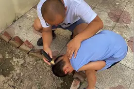 小城平哥：儿子头发太长，不想去理发店花钱理，自己动手理也不错