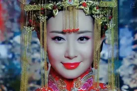 嫁装合集：凤冠霞帔赵丽颖杨紫刘诗诗舒畅万茜景甜谁的嫁装更惊艳视频封面