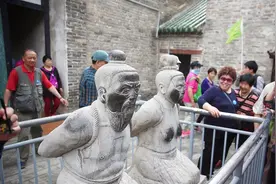 岳母墓前也有秦桧跪像？有秦桧后人发表不满了视频封面