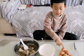 七岁孩子用母鸡下的蛋和骨头汤做鸡蛋糕，第一次做看看弄的咋样视频封面