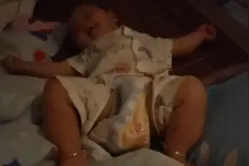 六个月宝宝大半夜不睡觉，自己自言自语的大喊，看到后面有点害怕视频封面