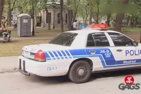 爆笑恶搞：男孩控制警车无人驾驶，路人吓一跳，鬼点子真多笑出声视频封面