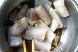 腌带鱼时，这2味调料缺一不可！炸出来肉质鲜美无腥味，馋哭了视频封面