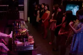 富二代到KTV，叫这些美女们扇他耳光还给钱，有钱人的世界看不懂视频封面