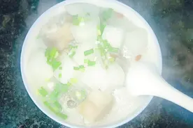 萝卜炖猪蹄这样做，汤汁奶白，猪蹄软糯，萝卜香甜，巴适得板