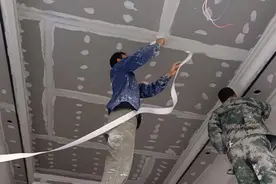 新工地刮腻子前第一件事，处理石膏板接缝，这样做可以减少开裂视频封面