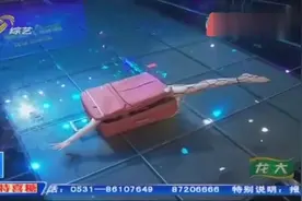 这姑娘可以把身体放进“行李箱”柔韧度太惊人了，现场柔术惊呆了视频封面